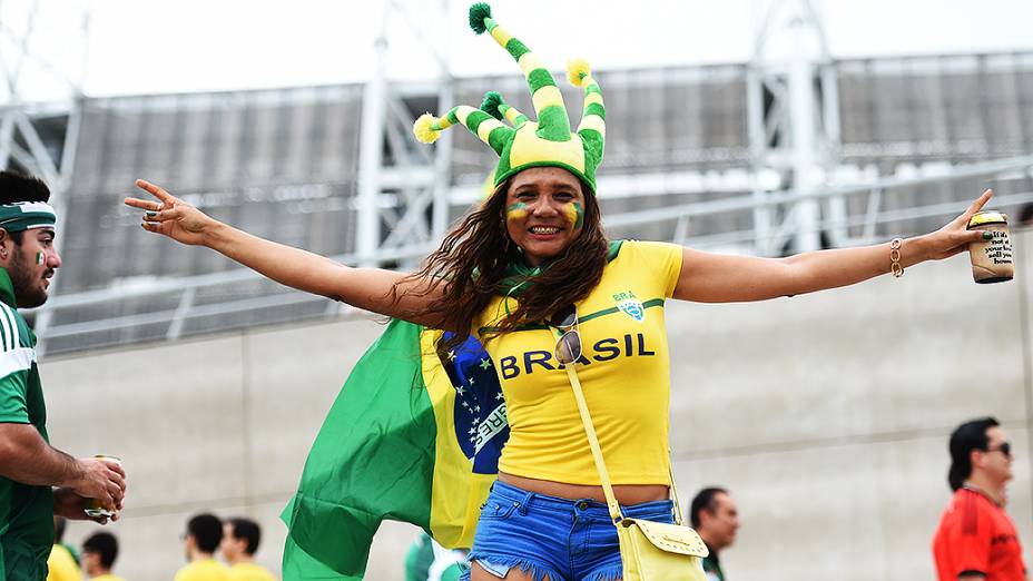 Torcedora brasileira posa para foto em frente ao Castelão, em Fortaleza