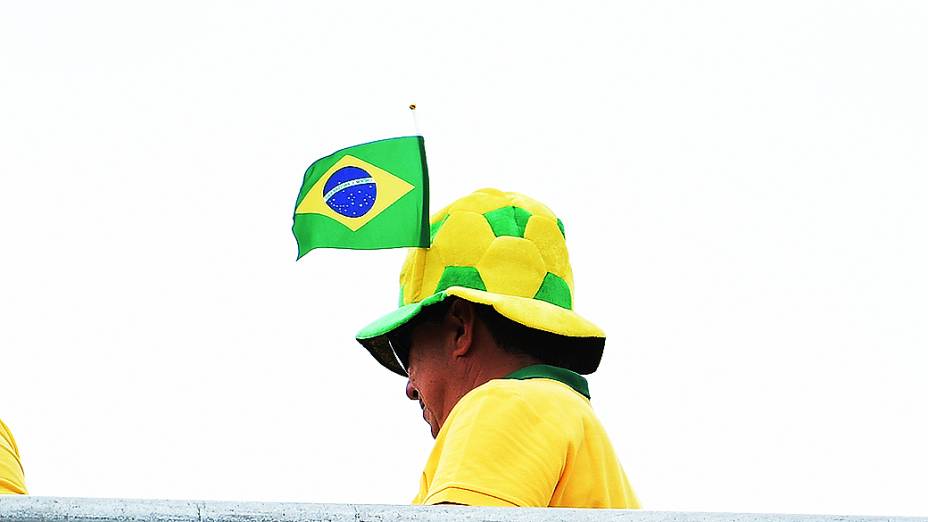 Torcida brasileira chega para o jogo contra o México no Castelão, em Fortaleza