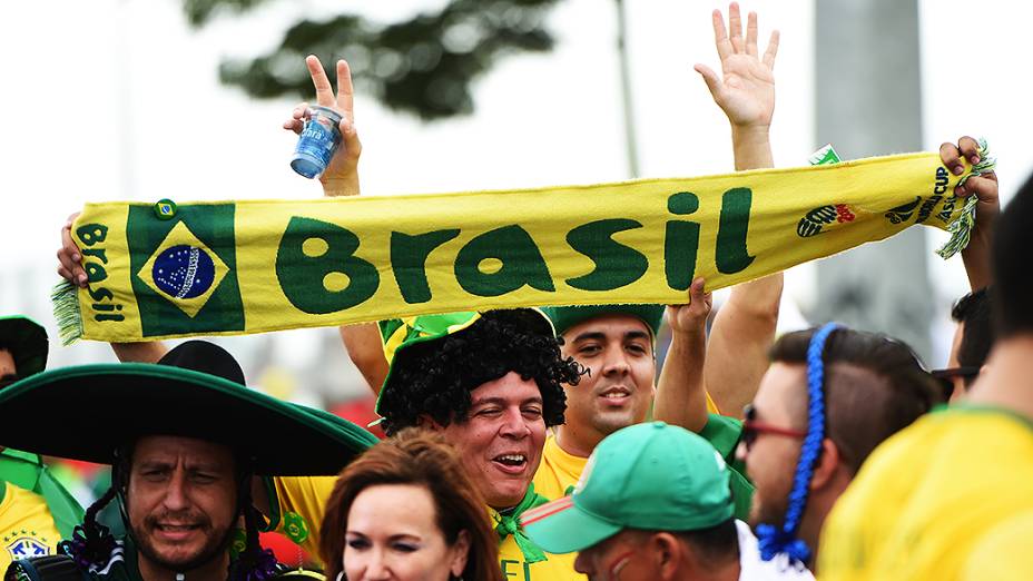 Torcida brasileira chega para o jogo contra o México no Castelão, em Fortaleza