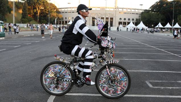 Torcedor do Corinthians anda de bicicleta nas proximidades do estádio do Pacaembu, em São Paulo