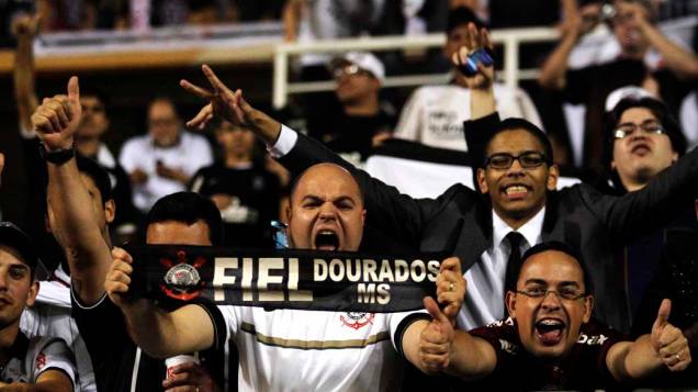 Torcedores do Corinthians no Pacaembu antes do início do jogo decisivo da Libertadores