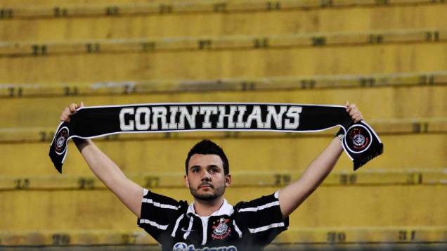 Torcedor do Corinthians no Pacaembu antes do início do jogo decisivo da Libertadores