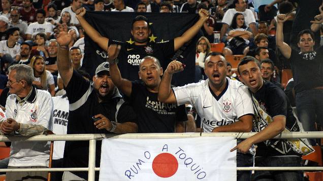 Torcedores do Corinthians no Pacaembu antes do início do jogo decisivo da Libertadores