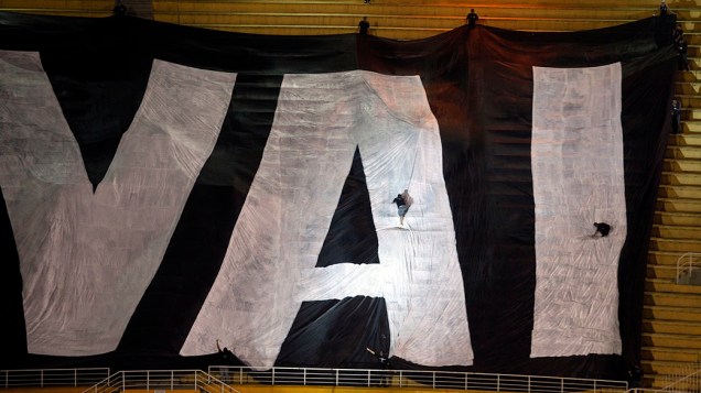 Torcedores preparam bandeira antes da partida entre Corinthians x Boca Juniors, pela final da Libertadores no Pacaembu
