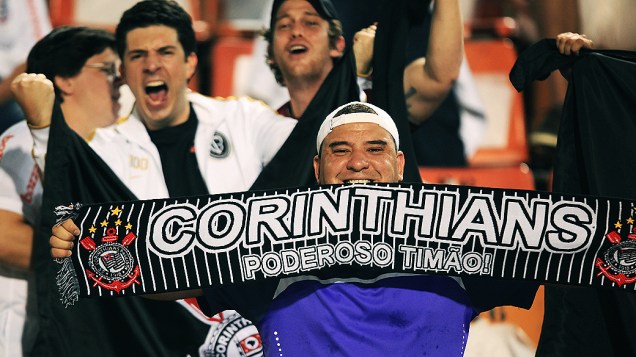 Torcedores do Corinthians comemoram gol contra o Boca Juniors