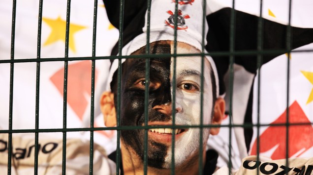 Torcida do corinthians faz a festa no Pacaembu pela vitoria na libertadores 2012