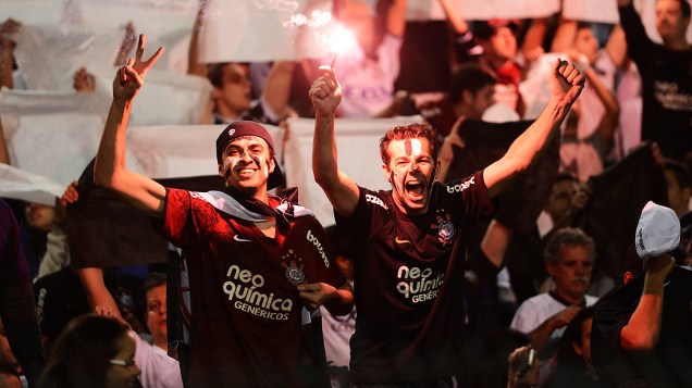 Torcedores do Corinthians sobem em parte do alambrado do estádio do Pacaembu
