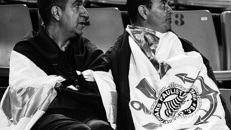 Torcedores do Corinthians antes da partida contra o San Jose da Bolívia no estádio do Pacaembu (SP)