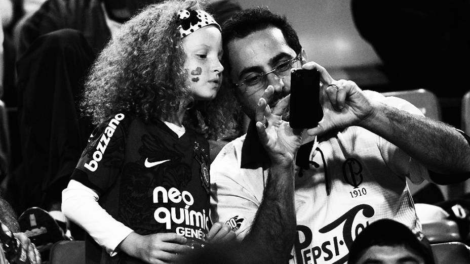 Torcedores do Corinthians antes da partida contra o San Jose da Bolívia no estádio do Pacaembu (SP)