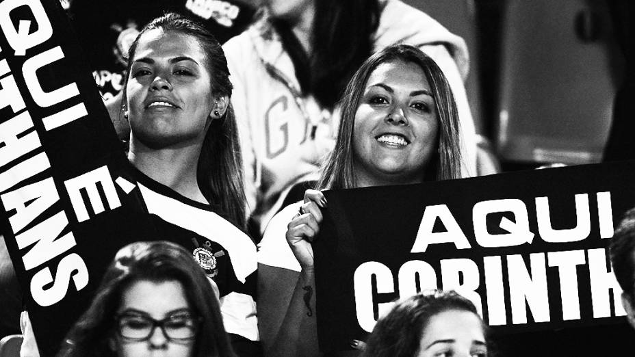 Torcedores do Corinthians antes da partida contra o San Jose da Bolívia no estádio do Pacaembu (SP)