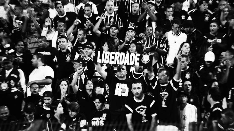 Torcida do Corinthians faz manifesto no Pacaembu e pede soltura dos presos de Oruro