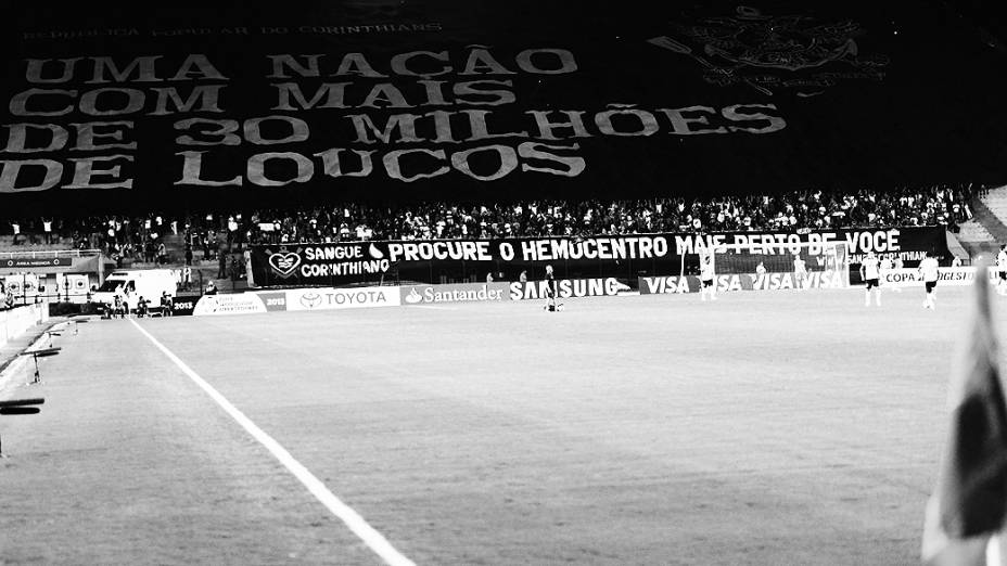Torcedores do Corinthians durante partida contra o San Jose da Bolívia no estádio do Pacaembu (SP)