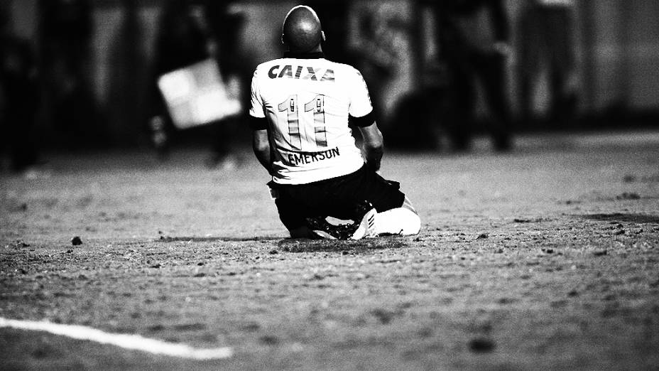 Atacante Emerson, do Corinthians, é derrubado por defensor do San José durante jogo pela Libertadores no Pacaembu