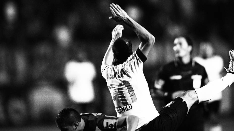 Danilo disputa a bola durante partida entre Corinthians e San José pela Libertadores