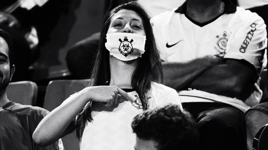 Torcedores do Corinthians antes da partida contra o San Jose da Bolívia no estádio do Pacaembu (SP)