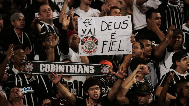Torcida do Corinthians  durante a partida contra o Emelec do Equador, realizada no Estádio do Pacaembu, válida pelas oitavas-de-final da Copa Libertadores de America 2012