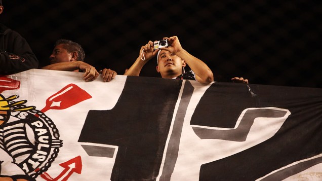 Torcida corinthiana marca presença na Vila Belmiro durante a 1ª partida das semi-finais da Copa Libertadores da América contra o Santos<br><br>   