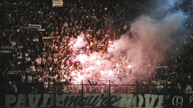 Torcida do Corinthians  durante a partida contra o Boca Juniors, realizada em La Bombonera, válida pela final da Copa Libertadores de America 2012