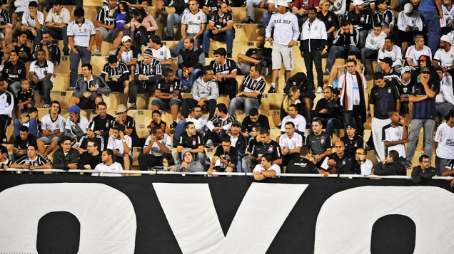 Torcida do Corinthians  durante a partida contra o Deportivo Táchira da Venezuela, realizada no Estadio do Pacaembu, válida pela primeira fase da Copa Libertadores de America 2012