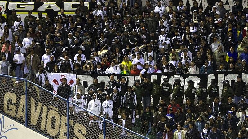 A torcida do Corinthians no estádio de Oruro: tragédia na Bolívia