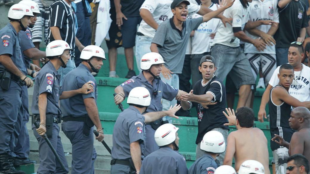 Tumulto na arquibancada: a polícia em confronto com a torcida do Corinthians no clássico de domingo, contra o Palmeiras, no Estádio do Pacaembu