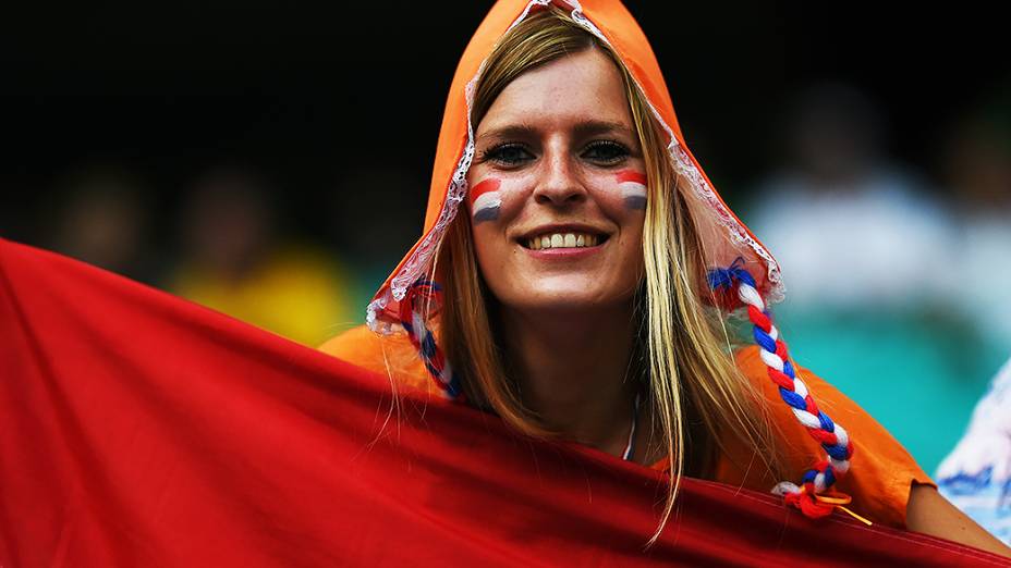 Torcedora holandesa chega para a partida contra a Costa Rica, na arena Fonte Nova, em Salvador