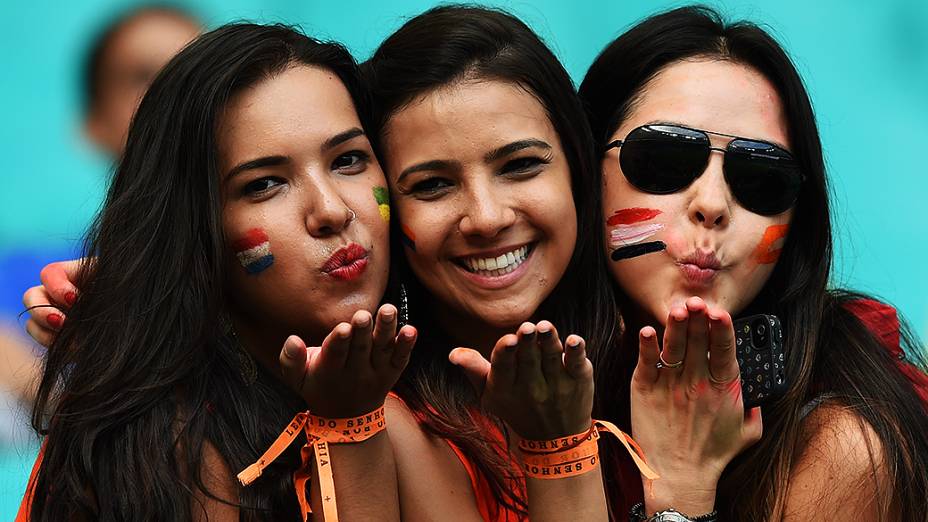 Torcedoras aguardam partida entre Holanda e Costa Rica, na Arena Fonte Nova, em Salvador