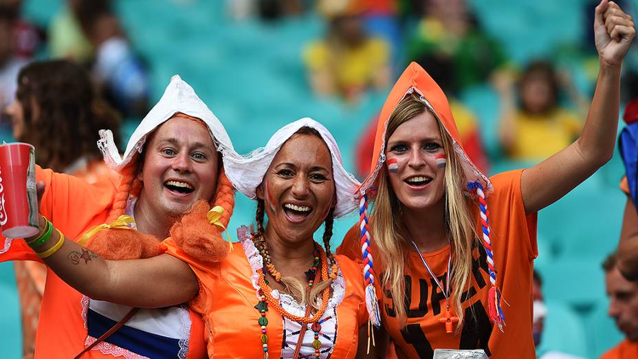 Torcedoras aguardam partida entre Holanda e Costa Rica, na Arena Fonte Nova, em Salvador