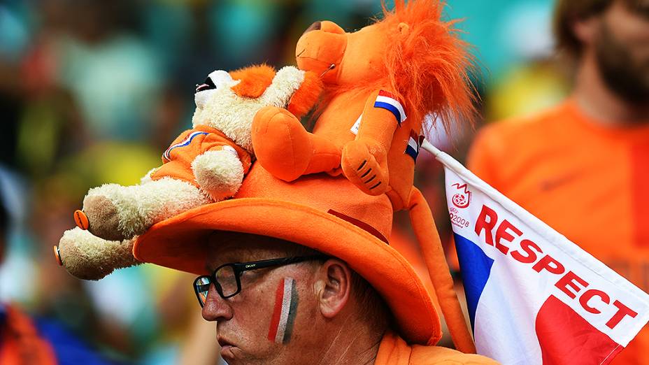 Torcedor holandês aguarda partida contra a Costa Rica, na arena Fonte Nova, em Salvador