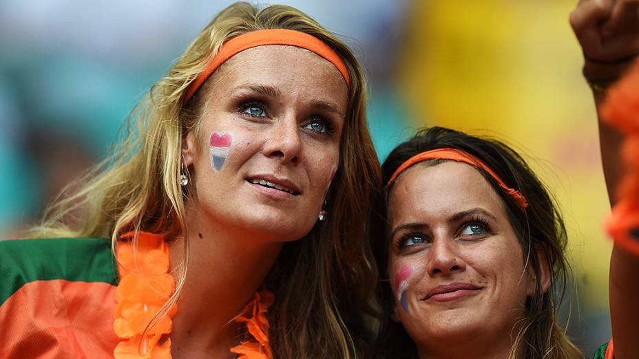 Torcedoras aguardam partida entre Holanda e Costa Rica, na Arena Fonte Nova, em Salvador