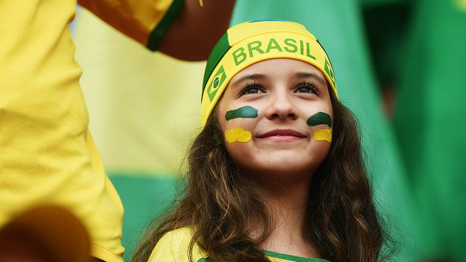 Criança aguarda o início do jogo entre Brasil e Camarões no Mané Garrincha, em Brasília