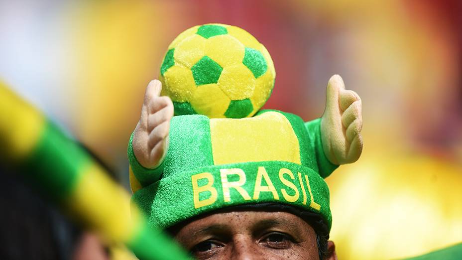 Torcedor brasileiro aguarda o início do jogo contra Camarões no Mané Garrincha, em Brasília