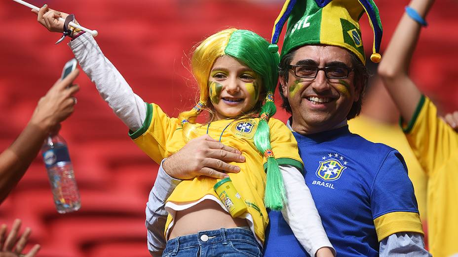 Torcedore brasileiros aguardam o início do jogo contra Camarões no Mané Garrincha, em Brasília