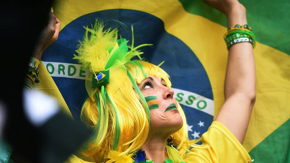 Torcedora brasileira aguarda o início do jogo contra Camarões no Mané Garrincha, em Brasília