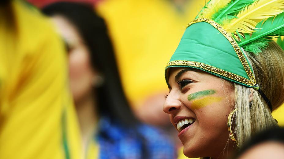 Torcedora brasileira aguarda o início do jogo contra Camarões no Mané Garrincha, em Brasília