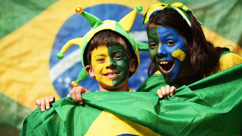 Crianças aguardam o início do jogo entre Brasil e Camarões no Mané Garrincha, em Brasília