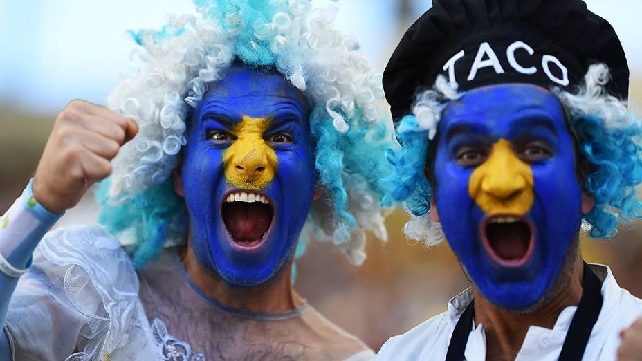 Torcedores da Argentina aguardam o início do jogo contra a Alemanha na final da Copa no Maracanã, no Rio