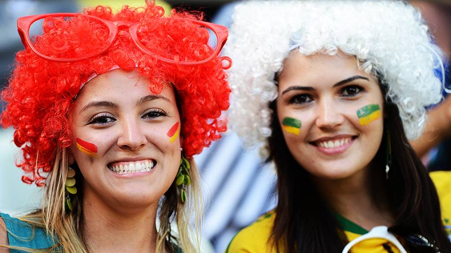 Torcida brasileira e espanhola durante partida da Itália e Espanha, válida pela semi-final da Copa das Confederações, no Castelão, em Fortaleza<br>