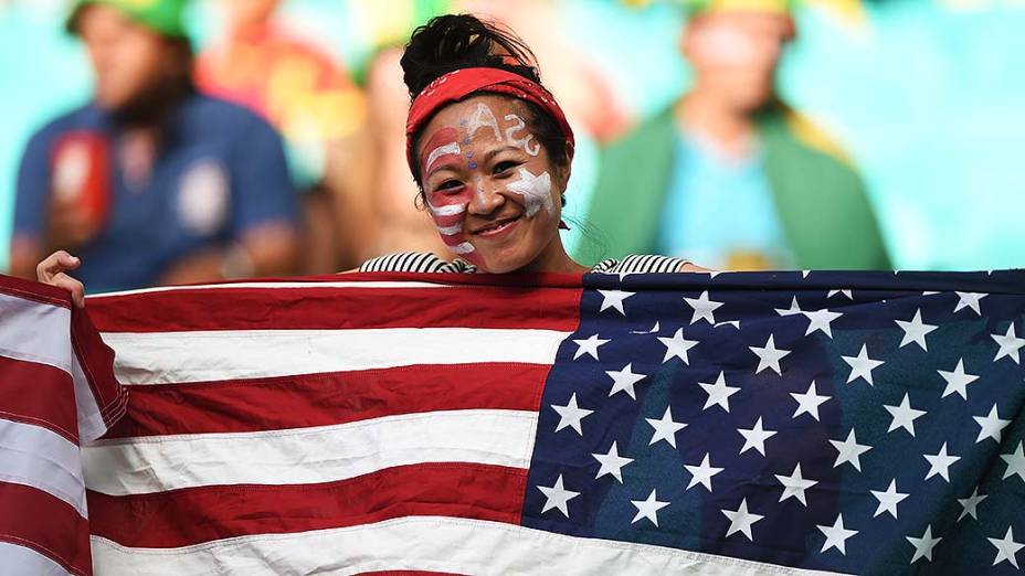 Torcedora dos Estados Unidos aguarda o início do jogo contra a Bélgica na Arena Fonte Nova, em Salvador