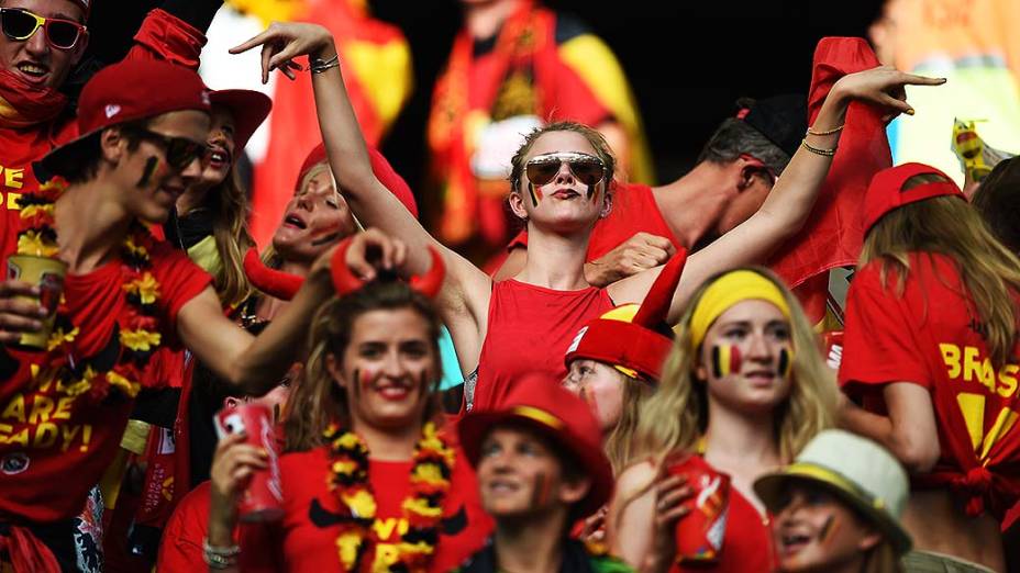 Torcedores da Bélgica aguardam o início do jogo contra os Estados Unidos na Arena Fonte Nova, em Salvador