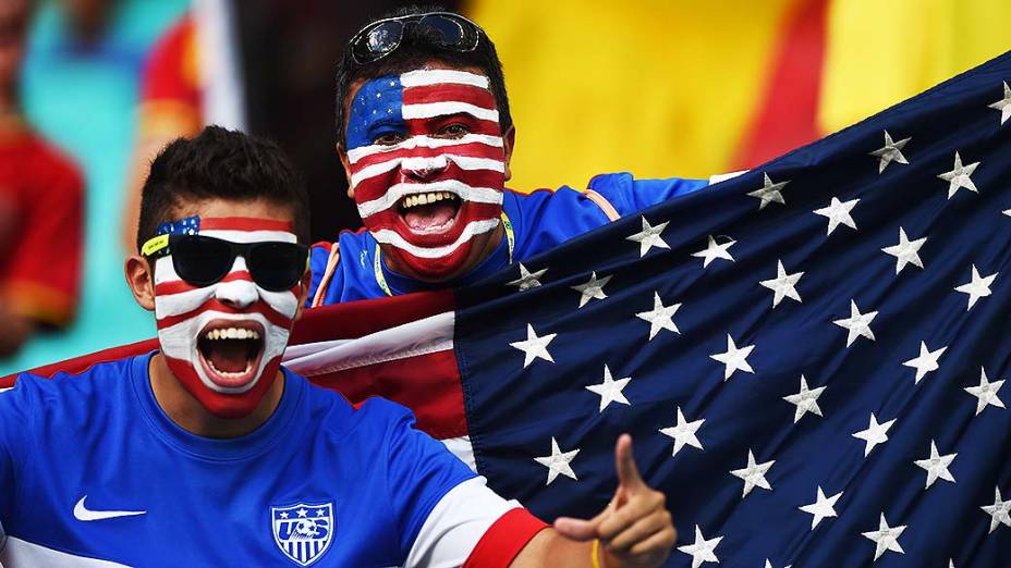 Torcedores dos Estados Unidos aguaradam o início do jogo contra a Bélgica na Arena Fonte Nova, em Salvador