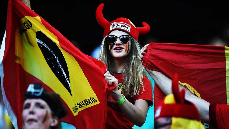 Torcedora da Bélgica aguarda o início do jogo contra os Estados Unidos na Arena Fonte Nova, em Salvador