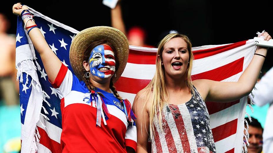 Torcedoras dos Estados Unidos aguardam o início do jogo contra a Bélgica na Arena Fonte Nova, em Salvador