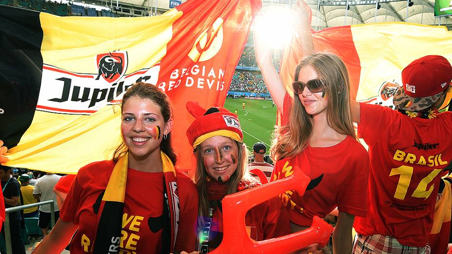 Torcedoras da Bélgica durante o jogo contra os Estados Unidos na Arena Fonte Nova, em Salvador