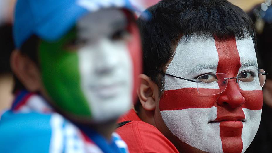 Fãs com o rosto pintado antes da partida de futebol pela Euro 2012 entre Inglaterra e Itália