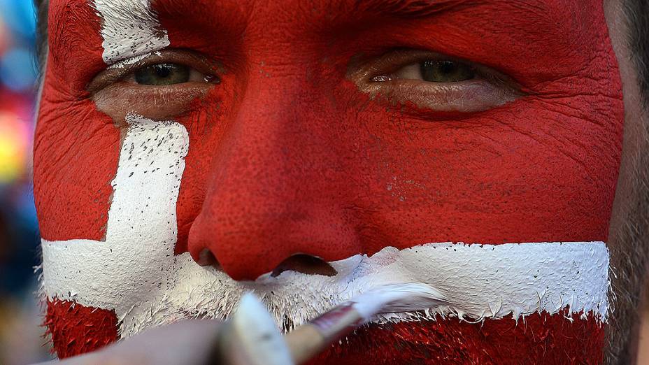 Fãs dinamarqueses com o rosto pintado antes da partida de futebol, entre Dinamarca x Alemanha pela Euro 2012