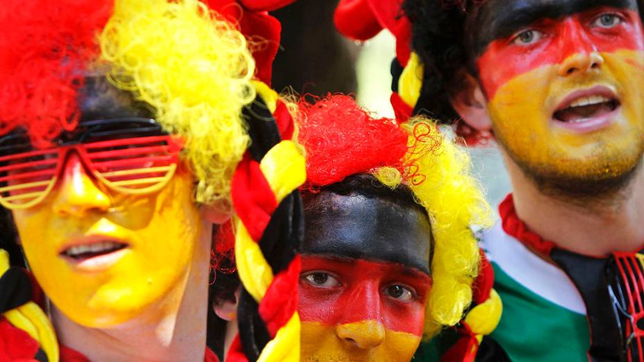 Torcedores alemães com o rosto pintado antes da partida de futebol, entre Dinamarca x Alemanha pela Euro 2012