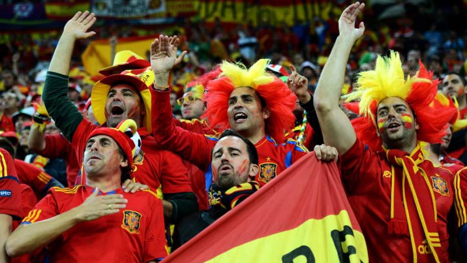 Torcedores da Espanha durante partida contra a República da Irlanda, em Gdansk, Polônia