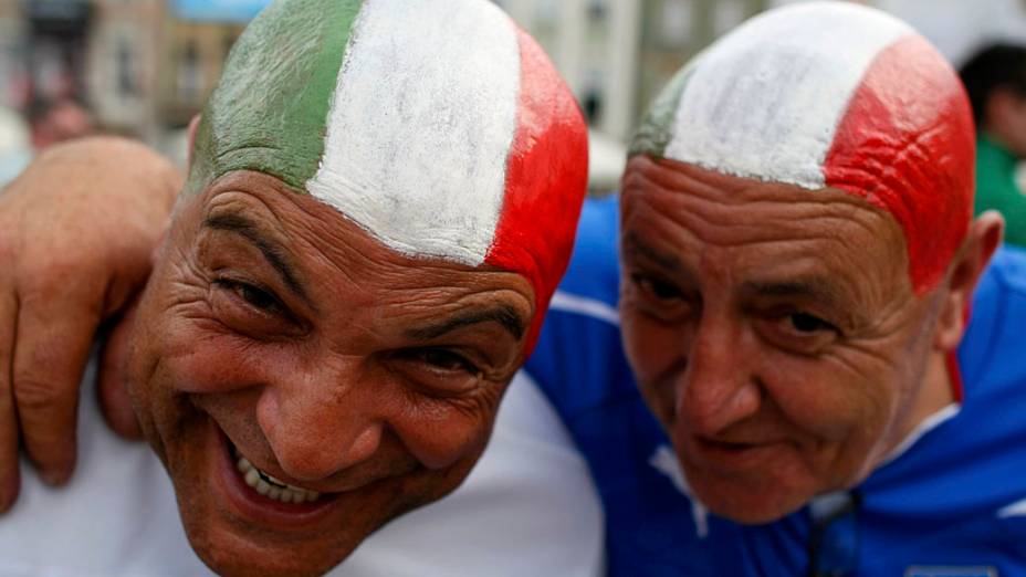 Torcedores italianos antes da partida contra a República da Irlanda válida pela 3ª rodada da Eurocopa 2012