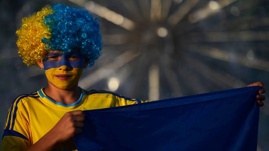 Torcedor ucraniano segura a bandeira nacional antes da partida contra a Inglaterra, válida pela 3ª rodada da Eurocopa 2012